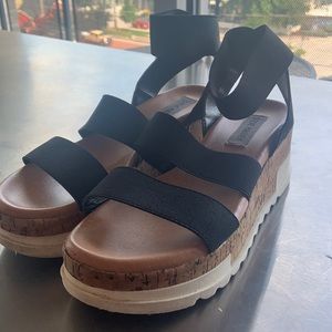 Steve Madden black platform sandal